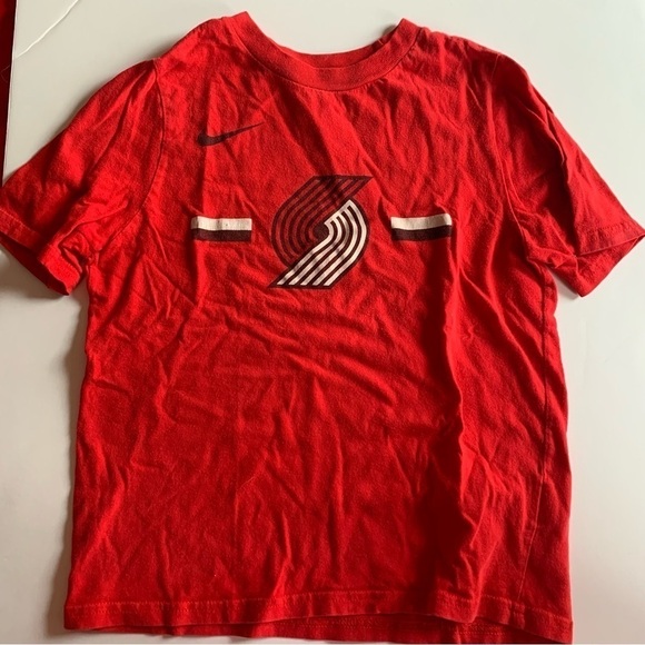 Boys Nike Trail Blazer Red Tee Shirt Size Medium - Picture 1 of 4